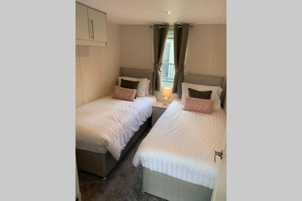 Nightingale Lodge With Hot Tub Barmby on the Moor Eksteriør bilde