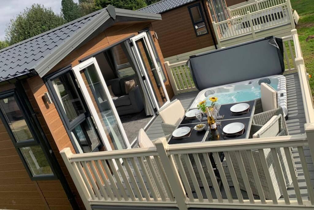 Nightingale Lodge With Hot Tub Barmby on the Moor Eksteriør bilde